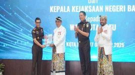 Foto: Kepala Kejaksaan Negeri Batu menyerahkan berkas PSU pada Walikota Batu