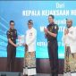 Foto: Kepala Kejaksaan Negeri Batu menyerahkan berkas PSU pada Walikota Batu