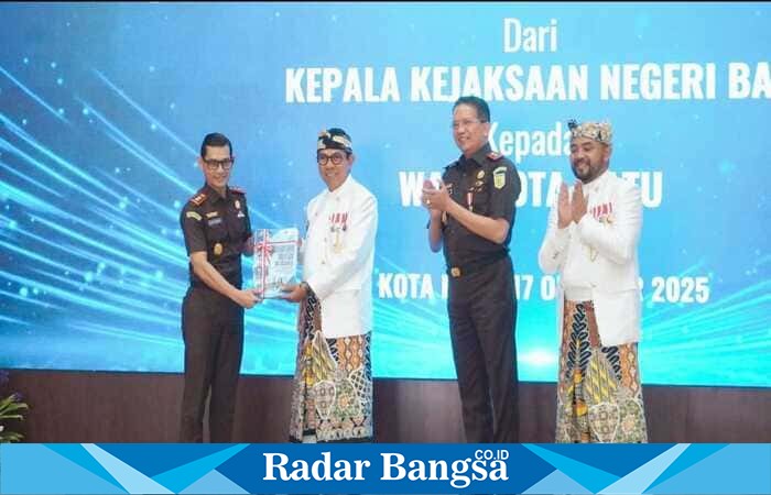 Foto: Kepala Kejaksaan Negeri Batu menyerahkan berkas PSU pada Walikota Batu