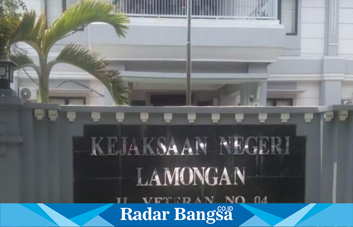 Tampak depan Kantor Kejaksaan Negeri Lamongan di Jalan Veteran, Lamongan, Jawa Timur. (Foto Dok Ho/RadarBangsa.co.id)