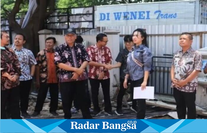 Tim Intelijen Kejari Lamongan melakukan inspeksi mendadak di lokasi pembangunan Puskesmas Sukodadi, Kamis (16/10/2025). (Foto Dok Ho/RadarBangsa.co.id)