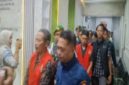 Tiga tersangka kasus dugaan korupsi BUMDes Kedungsoko digiring petugas Kejari Tuban usai menjalani pemeriksaan, Kamis (23/10/2025). (Foto Dok Ho/RadarBangsa.co.id)