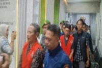 Tiga tersangka kasus dugaan korupsi BUMDes Kedungsoko digiring petugas Kejari Tuban usai menjalani pemeriksaan, Kamis (23/10/2025). (Foto Dok Ho/RadarBangsa.co.id)