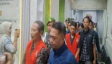 Tiga tersangka kasus dugaan korupsi BUMDes Kedungsoko digiring petugas Kejari Tuban usai menjalani pemeriksaan, Kamis (23/10/2025). (Foto Dok Ho/RadarBangsa.co.id)
