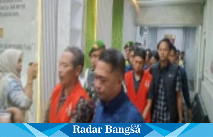 Tiga tersangka kasus dugaan korupsi BUMDes Kedungsoko digiring petugas Kejari Tuban usai menjalani pemeriksaan, Kamis (23/10/2025). (Foto Dok Ho/RadarBangsa.co.id)