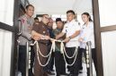 Wali Kota Blitar Syauqul Muhibbin bersama Kepala Kejaksaan Negeri Blitar Baringin menandatangani perjanjian kerja sama pelaksanaan Rumah Restorative Justice di Kantor Kelurahan Sentul, Rabu (22/10/2025). (Foto Dok Ho/RadarBangsa.co.id)