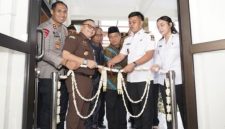 Wali Kota Blitar Syauqul Muhibbin bersama Kepala Kejaksaan Negeri Blitar Baringin menandatangani perjanjian kerja sama pelaksanaan Rumah Restorative Justice di Kantor Kelurahan Sentul, Rabu (22/10/2025). (Foto Dok Ho/RadarBangsa.co.id)