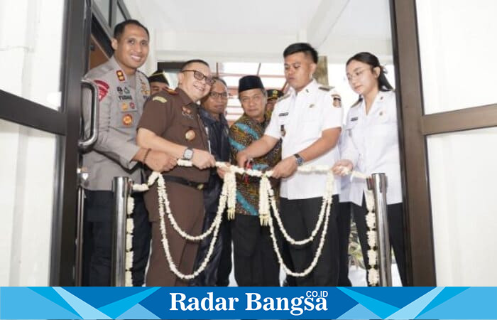 Wali Kota Blitar Syauqul Muhibbin bersama Kepala Kejaksaan Negeri Blitar Baringin menandatangani perjanjian kerja sama pelaksanaan Rumah Restorative Justice di Kantor Kelurahan Sentul, Rabu (22/10/2025). (Foto Dok Ho/RadarBangsa.co.id)