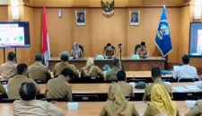 Suasana pendampingan penyusunan draft perubahan Perda Pajak Daerah dan Retribusi Daerah (PDRD) bersama Kemendagri yang diikuti jajaran Pemkab Bangkalan di Aula Diponegoro, Kantor Bupati Bangkalan, Senin (6/10/2025). (Foto Dok Ho/RadarBangsa.co.id)
