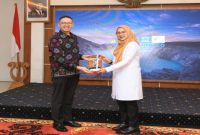 Bupati Banyuwangi Ipuk Fiestiandani memberikan cendramata  kepada Direktur Sekolah Staf Dinas Luar Negeri (Sesdilu) Kemenlu RI, Tubagus Edwin Suchranudin, saat pertemuan resmi di Kantor Pemkab Banyuwangi, Rabu (29/10/2025). (Foto Dok Ho/RadarBangsa.co.id)