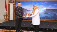 Bupati Banyuwangi Ipuk Fiestiandani memberikan cendramata  kepada Direktur Sekolah Staf Dinas Luar Negeri (Sesdilu) Kemenlu RI, Tubagus Edwin Suchranudin, saat pertemuan resmi di Kantor Pemkab Banyuwangi, Rabu (29/10/2025). (Foto Dok Ho/RadarBangsa.co.id)