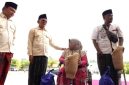 Wakil Bupati Pasuruan, Shobih Asrori, menyerahkan secara simbolis bantuan kaki palsu kepada penyandang disabilitas seusai upacara peringatan Hari Santri di halaman Kantor Bupati Pasuruan, Rabu (22/10/2025). (Foto Dok Ho/RadarBangsa.co.id)