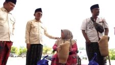 Wakil Bupati Pasuruan, Shobih Asrori, menyerahkan secara simbolis bantuan kaki palsu kepada penyandang disabilitas seusai upacara peringatan Hari Santri di halaman Kantor Bupati Pasuruan, Rabu (22/10/2025). (Foto Dok Ho/RadarBangsa.co.id)