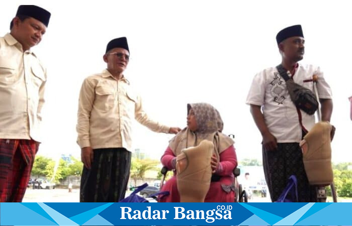 Wakil Bupati Pasuruan, Shobih Asrori, menyerahkan secara simbolis bantuan kaki palsu kepada penyandang disabilitas seusai upacara peringatan Hari Santri di halaman Kantor Bupati Pasuruan, Rabu (22/10/2025). (Foto Dok Ho/RadarBangsa.co.id)