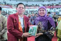 Ketua DPD RI, Sultan Baktiar Najamudin, menyerahkan buku secara simbolis kepada Gubernur Jawa Timur, Khofifah Indar Parawansa, saat acara Tanwir IMM di Surabaya, Kamis (30/10/2025). (Foto Dok Ho/RadarBangsa.co.id)