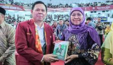Ketua DPD RI, Sultan Baktiar Najamudin, menyerahkan buku secara simbolis kepada Gubernur Jawa Timur, Khofifah Indar Parawansa, saat acara Tanwir IMM di Surabaya, Kamis (30/10/2025). (Foto Dok Ho/RadarBangsa.co.id)