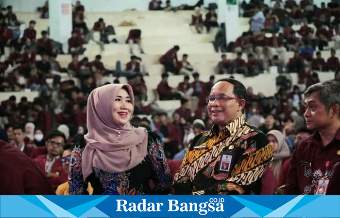 (Kiri) Senator DPD RI asal Jawa Timur, Lia Istifhama, menyerukan semangat Green Democracy dalam forum Tanwir Ikatan Mahasiswa Muhammadiyah (IMM) 2025 di Surabaya, Kamis (30/10/2025).  (Foto Dok Ho/RadarBangsa.co.id)