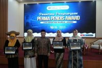 Dua dari kiri, Lia Istifhama usai menerima PERMA PENDIS Award 2025 di Probolinggo (Foto Dok Ho/RadarBangsa.co.id)