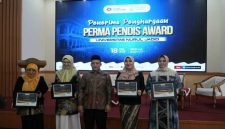 Dua dari kiri, Lia Istifhama usai menerima PERMA PENDIS Award 2025 di Probolinggo (Foto Dok Ho/RadarBangsa.co.id)
