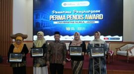 Dua dari kiri, Lia Istifhama usai menerima PERMA PENDIS Award 2025 di Probolinggo (Foto Dok Ho/RadarBangsa.co.id)