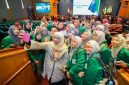 Gubernur Jawa Timur Khofifah Indar Parawansa berfoto bersama mahasiswa Universitas Nahdlatul Ulama Surabaya (UNUSA) seusai menghadiri pelantikan Rektor UNUSA periode 2025–2030 di Auditorium UNUSA, Surabaya, Sabtu (25/10/2025) (Foto Dok Ho/RadarBangsa.co.id)
