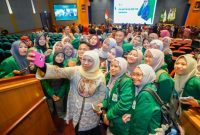 Gubernur Jawa Timur Khofifah Indar Parawansa berfoto bersama mahasiswa Universitas Nahdlatul Ulama Surabaya (UNUSA) seusai menghadiri pelantikan Rektor UNUSA periode 2025–2030 di Auditorium UNUSA, Surabaya, Sabtu (25/10/2025) (Foto Dok Ho/RadarBangsa.co.id)