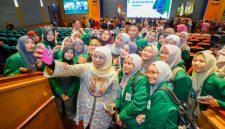 Gubernur Jawa Timur Khofifah Indar Parawansa berfoto bersama mahasiswa Universitas Nahdlatul Ulama Surabaya (UNUSA) seusai menghadiri pelantikan Rektor UNUSA periode 2025–2030 di Auditorium UNUSA, Surabaya, Sabtu (25/10/2025) (Foto Dok Ho/RadarBangsa.co.id)