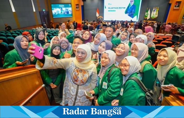 Gubernur Jawa Timur Khofifah Indar Parawansa berfoto bersama mahasiswa Universitas Nahdlatul Ulama Surabaya (UNUSA) seusai menghadiri pelantikan Rektor UNUSA periode 2025–2030 di Auditorium UNUSA, Surabaya, Sabtu (25/10/2025) (Foto Dok Ho/RadarBangsa.co.id)