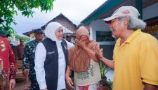 Gubernur Khofifah meninjau rumah warga penerima program Rutilahu di Nganjuk. (Foto Dok Ho/RadarBangsa.co.id)