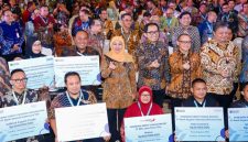 Gubernur Jawa Timur Khofifah Indar Parawansa bersama sejumlah menteri dan perwakilan debitur saat menghadiri acara Akad Massal KUR Nasional di Dyandra Convention Center, Surabaya, Selasa (21/10/2025). (Foto Dok Ho/RadarBangsa.co.id)