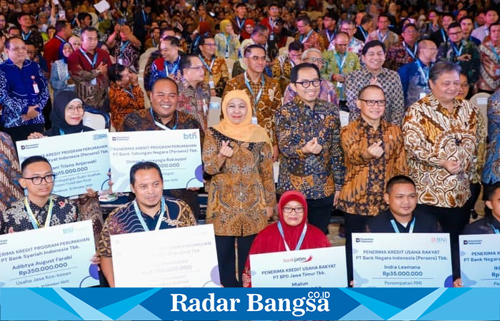 Gubernur Jawa Timur Khofifah Indar Parawansa bersama sejumlah menteri dan perwakilan debitur saat menghadiri acara Akad Massal KUR Nasional di Dyandra Convention Center, Surabaya, Selasa (21/10/2025). (Foto Dok Ho/RadarBangsa.co.id)