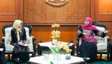 Gubernur Jawa Timur Khofifah Indar Parawansa menerima kunjungan Kepala OJK Provinsi Jawa Timur Yunita Linda Sari beserta jajaran di Gedung Negara Grahadi, Surabaya, Rabu (15/10/2025) (Foto Dok Ho/RadarBangsa.co.id)