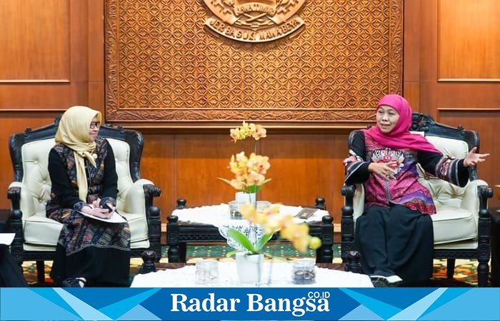 Gubernur Jawa Timur Khofifah Indar Parawansa menerima kunjungan Kepala OJK Provinsi Jawa Timur Yunita Linda Sari beserta jajaran di Gedung Negara Grahadi, Surabaya, Rabu (15/10/2025) (Foto Dok Ho/RadarBangsa.co.id)