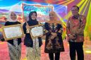 Dari kiri, Kepala SMA Negeri 2 Lamongan Dr. Sofyan Hadi bersama Gubernur Jawa Timur Khofifah Indar Parawansa saat penyerahan penghargaan SMA Award 2025 di Dyandra Convention Center Surabaya, Kamis (23/10/2025). (Foto Dok Ho/RadarBangsa.co.id)