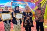 Dari kiri, Kepala SMA Negeri 2 Lamongan Dr. Sofyan Hadi bersama Gubernur Jawa Timur Khofifah Indar Parawansa saat penyerahan penghargaan SMA Award 2025 di Dyandra Convention Center Surabaya, Kamis (23/10/2025). (Foto Dok Ho/RadarBangsa.co.id)