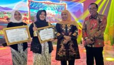 Dari kiri, Kepala SMA Negeri 2 Lamongan Dr. Sofyan Hadi bersama Gubernur Jawa Timur Khofifah Indar Parawansa saat penyerahan penghargaan SMA Award 2025 di Dyandra Convention Center Surabaya, Kamis (23/10/2025). (Foto Dok Ho/RadarBangsa.co.id)