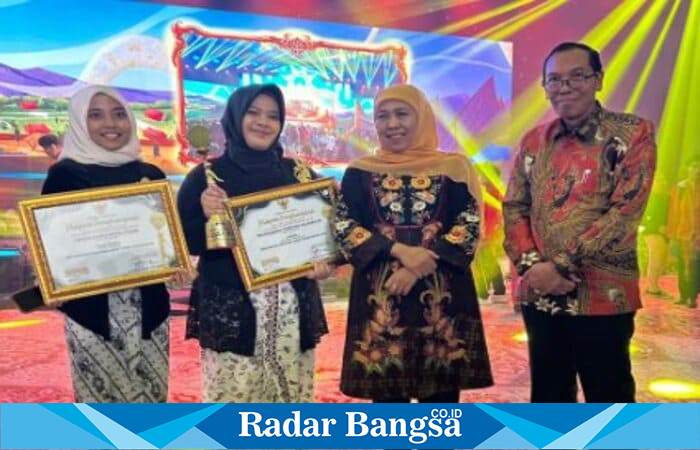 Dari kiri, Kepala SMA Negeri 2 Lamongan Dr. Sofyan Hadi bersama Gubernur Jawa Timur Khofifah Indar Parawansa saat penyerahan penghargaan SMA Award 2025 di Dyandra Convention Center Surabaya, Kamis (23/10/2025). (Foto Dok Ho/RadarBangsa.co.id)