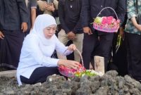 Gubernur Jawa Timur Khofifah Indar Parawansa menghadiri prosesi pemakaman atlet senam Naufal Takdir Al Bari di TPU Tlogopojok, Gresik, Jumat (3/10/2025). (Foto Dok Ho/RadarBangsa.co.id)