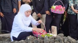 Gubernur Jawa Timur Khofifah Indar Parawansa menghadiri prosesi pemakaman atlet senam Naufal Takdir Al Bari di TPU Tlogopojok, Gresik, Jumat (3/10/2025). (Foto Dok Ho/RadarBangsa.co.id)