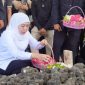 Gubernur Jawa Timur Khofifah Indar Parawansa menghadiri prosesi pemakaman atlet senam Naufal Takdir Al Bari di TPU Tlogopojok, Gresik, Jumat (3/10/2025). (Foto Dok Ho/RadarBangsa.co.id)