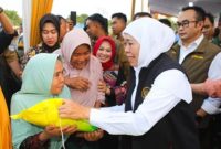 Gubernur Jawa Timur Khofifah Indar Parawansa menyerahkan beras kepada warga saat gelaran Pasar Murah ke-119 di halaman Masjid Al Mubarok Sunan Drajat, Kecamatan Paciran, Lamongan, Selasa (7/10/2025). (Foto Dok Ho/RadarBangsa.co.id)