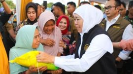 Gubernur Jawa Timur Khofifah Indar Parawansa menyerahkan beras kepada warga saat gelaran Pasar Murah ke-119 di halaman Masjid Al Mubarok Sunan Drajat, Kecamatan Paciran, Lamongan, Selasa (7/10/2025). (Foto Dok Ho/RadarBangsa.co.id)