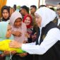Gubernur Jawa Timur Khofifah Indar Parawansa menyerahkan beras kepada warga saat gelaran Pasar Murah ke-119 di halaman Masjid Al Mubarok Sunan Drajat, Kecamatan Paciran, Lamongan, Selasa (7/10/2025). (Foto Dok Ho/RadarBangsa.co.id)