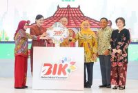 Gubernur Jawa Timur Khofifah Indar Parawansa menghadiri Puncak Bulan Inklusi Keuangan dan FinExpo 2025 di Surabaya, Jumat (24/10) (Foto Dok Ho/RadarBangsa.co.id)