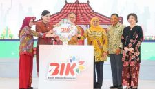 Gubernur Jawa Timur Khofifah Indar Parawansa menghadiri Puncak Bulan Inklusi Keuangan dan FinExpo 2025 di Surabaya, Jumat (24/10) (Foto Dok Ho/RadarBangsa.co.id)
