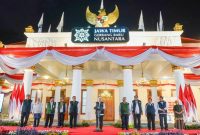 Gubernur Khofifah melepas Tim Yankes Bergerak menuju Pulau Kangean, Jumat (17/10/2025). (Foto Dok Ho/RadarBangsa.co.id)