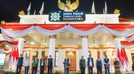 Gubernur Khofifah melepas Tim Yankes Bergerak menuju Pulau Kangean, Jumat (17/10/2025). (Foto Dok Ho/RadarBangsa.co.id)