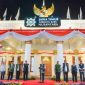 Gubernur Khofifah melepas Tim Yankes Bergerak menuju Pulau Kangean, Jumat (17/10/2025). (Foto Dok Ho/RadarBangsa.co.id)