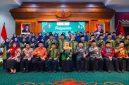 Gubernur Jawa Timur Khofifah Indar Parawansa berfoto bersama kafilah STQH Nasional XXVIII asal Jatim usai acara pelepasan di Gedung Negara Grahadi, Surabaya, Rabu (8/10/2025). (Foto Dok Ho/RadarBangsa.co.id)