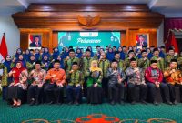 Gubernur Jawa Timur Khofifah Indar Parawansa berfoto bersama kafilah STQH Nasional XXVIII asal Jatim usai acara pelepasan di Gedung Negara Grahadi, Surabaya, Rabu (8/10/2025). (Foto Dok Ho/RadarBangsa.co.id)